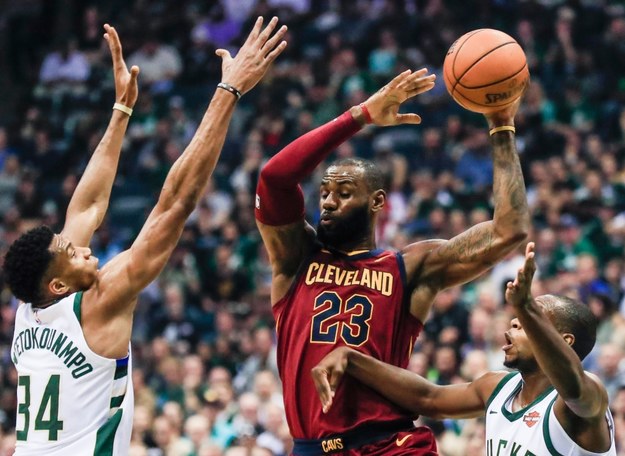 LeBron James z Cleveland Cavaliers w meczu z Milwaukee Bucks /TANNEN MAURY  /PAP/EPA
