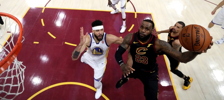 LeBron James z piłką w czasie meczu z  Golden State Warriors /USA TODAY SPORTS / POOL /PAP/EPA