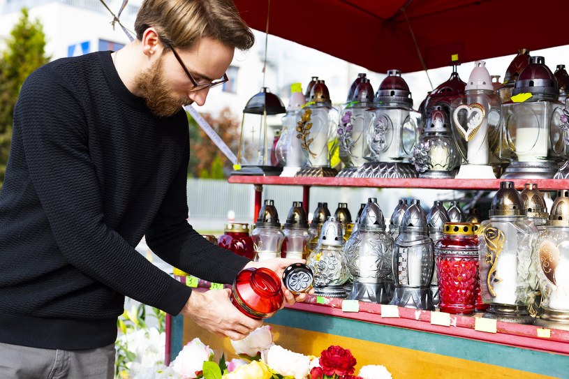 Łebski myk przedłużający żywotność zniczy. Weź na cmentarz kuchenny produkt