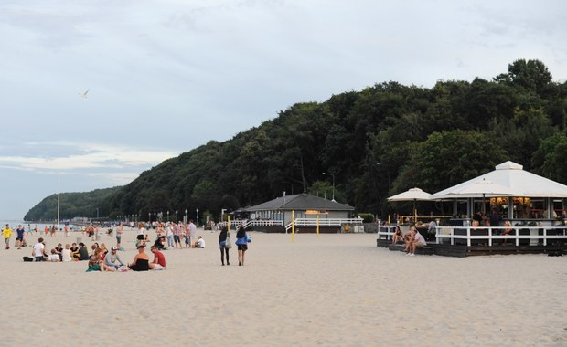 Lecą głowy w policji po bójce na plaży. "Nie wystawiono patroli"