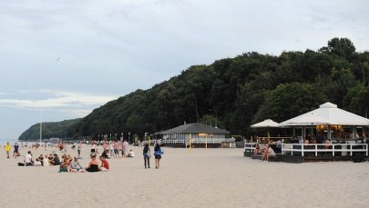 Lecą głowy w policji po bójce na plaży. "Nie wystawiono patroli"