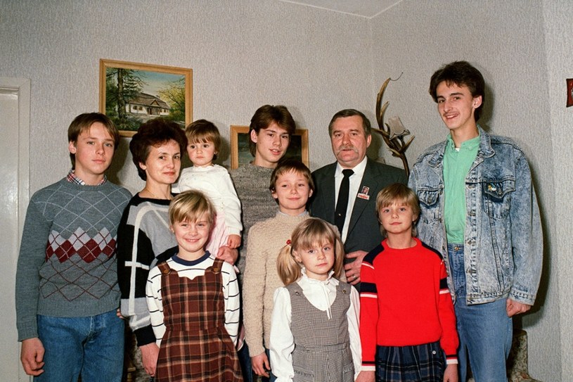 Lech i Danuta Wałęsowie z rodziną w 1988 roku /East News
