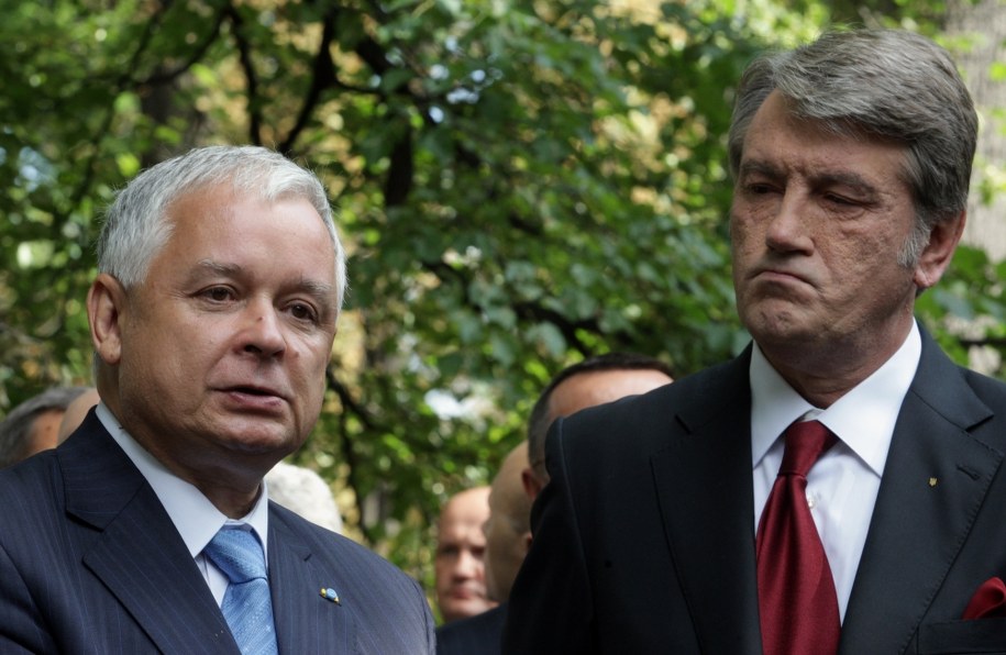 Lech Kaczyński i Wiktor Juszczenko podczas uroczystości odsłonięcia Krzyża Pamiątkowego Wielkiego Głodu na Ukrainie na Cmentarzu Wolskim Prawosławnym w Warszawie (wrzesień 2009) / 	Grzegorz Jakubowski    /PAP