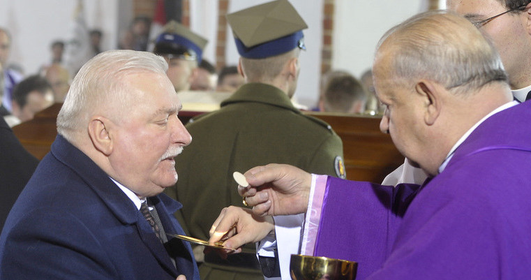 Lech Wałęsa był u spowiedzi. Wychodząc z kościoła, złamał nogę /Kurnikowski /AKPA