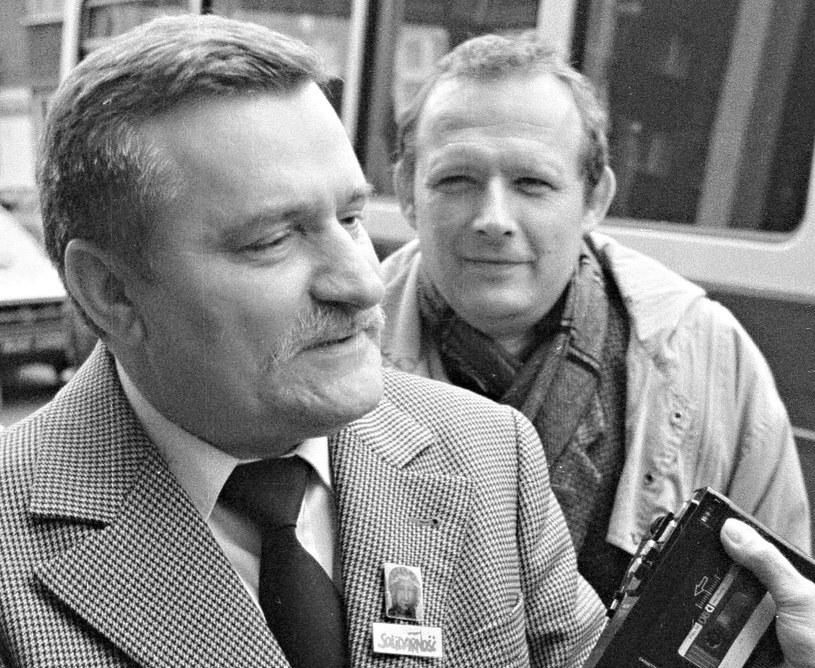 Lech Wałęsa i Adam Michnik po powrocie z kolejnej tury rozmów w Magdalence (marzec 1989 r.) /Aleksander Keplicz /Agencja FORUM