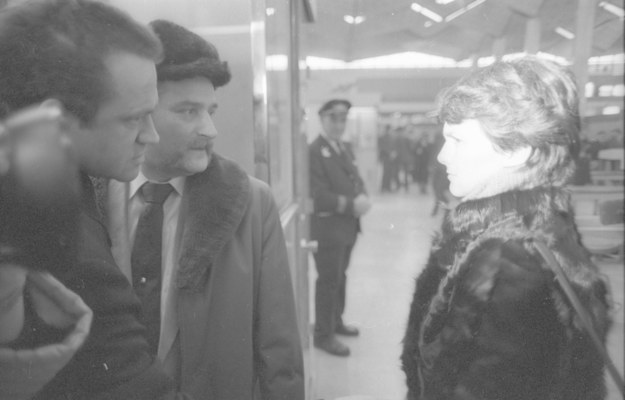 Lech Wałęsa i ks. Henryk Jankowski podczas pożegnania Danuty Wałęsy przed jej wylotem do Oslo /Wojciech Kryński    /PAP