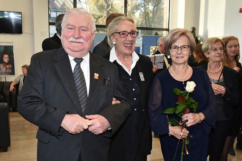 Lech Wałęsa (L) z żoną Danutą (3L) i aktorka Maja Komorowska (2L) w holu Opery Bałtyckiej /Marcin Gadomski /PAP