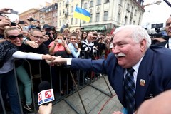 Lech Wałęsa na Placu Zamkowym na obchodach 25-lecia Wolności