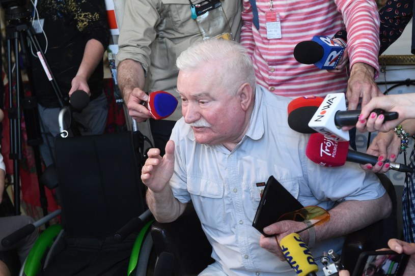 Lech Wałęsa na spotkaniu z protestującymi w Sejmie /Jacek Turczyk /PAP