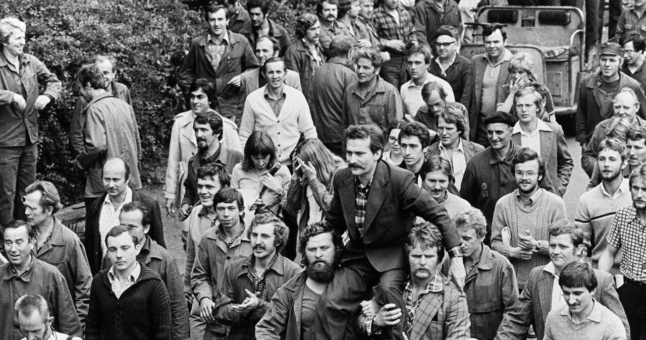 Lech Wałęsa niesiony przez strajkujących stoczniowców. Sierpień, 1980 r. /East News