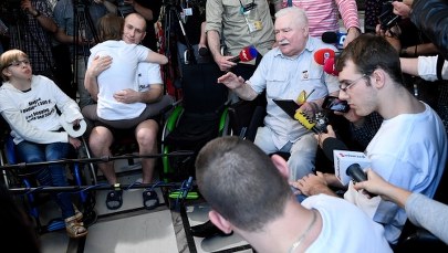 Lech Wałęsa odwiedza protestujących w Sejmie: Wezwaliście mnie, więc jestem!