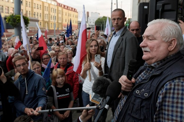Lech Wałęsa podczas manifestacji w obronie SN w Gdańsku / 	Adam Warżawa    /PAP