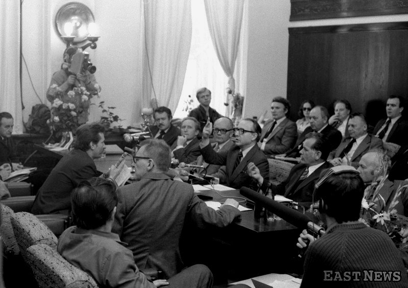 Lech Wałęsa podczas rozmów z przedstawicielami władz, w dniu podpisania przez komitet strajkowy i przedstawicieli PZPR porozumień sierpniowych, Gdańsk, 31.08.1980 /Karol Małcużyński /East News