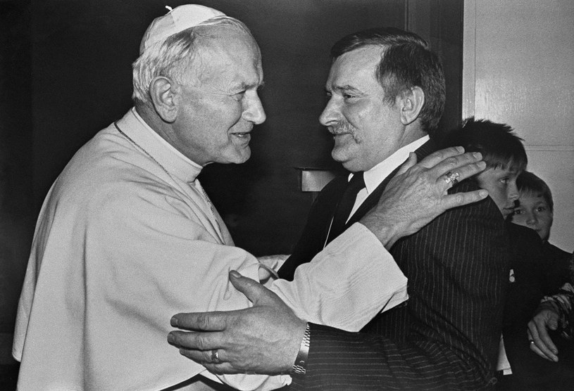 Lech Wałęsa podczas spotkania z Janem Pawłem II w 1987 roku /Arturo Mari /AFP