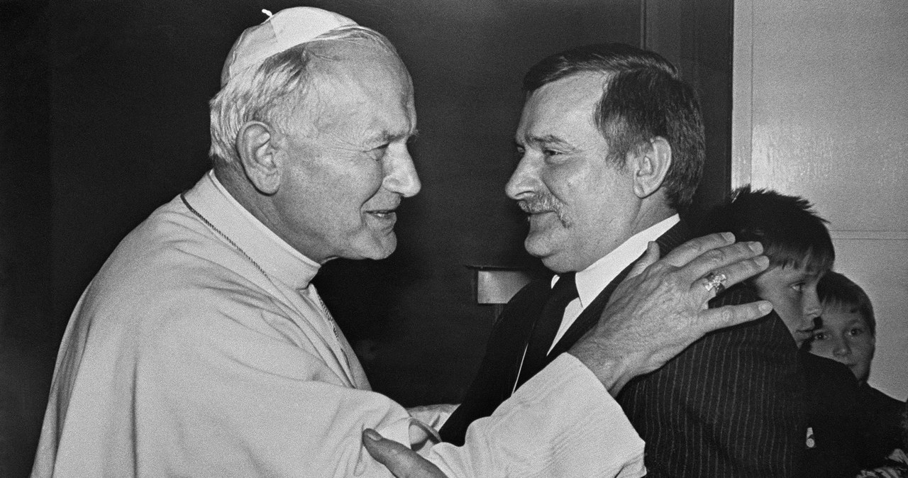 Lech Wałęsa podczas spotkania z Janem Pawłem II w 1987 roku /Arturo Mari /AFP