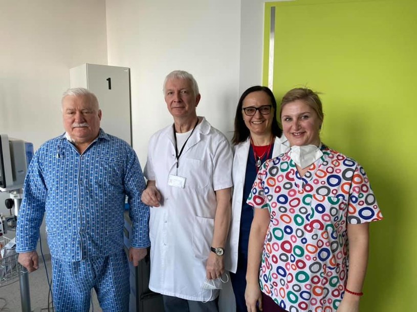 Lech Wałęsa poinformował, że operacja się powiodła i czuje się dobrze (Facebook/Lech Wałęsa) /
