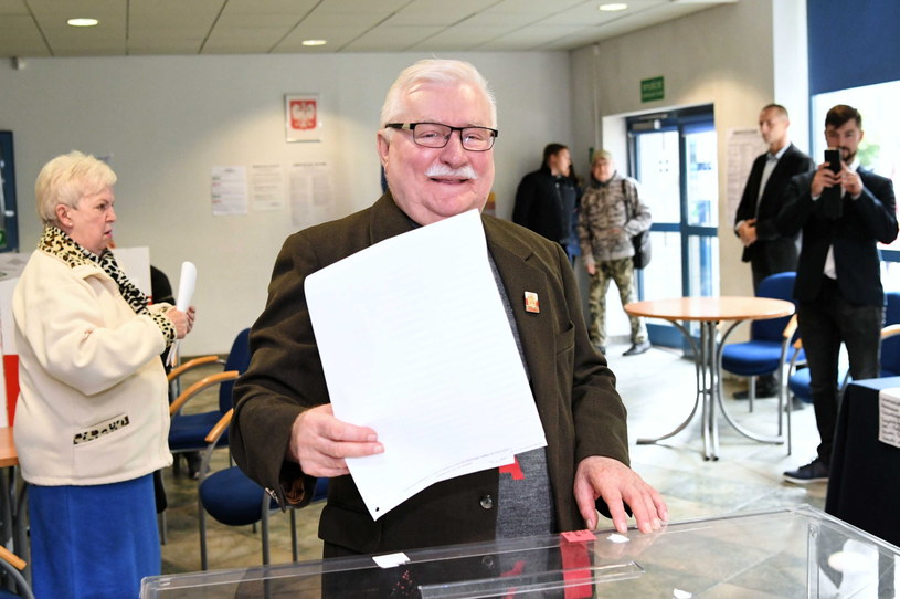 Lech Wałęsa przy urnie wyborczej / 	Adam Warżawa    /PAP