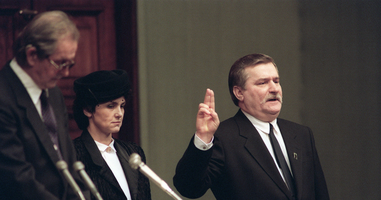 Lech Wałęsa składa Narodowego przysięgę prezydencką. Obok jego żona Danuta /Janek Skarżyński /AFP