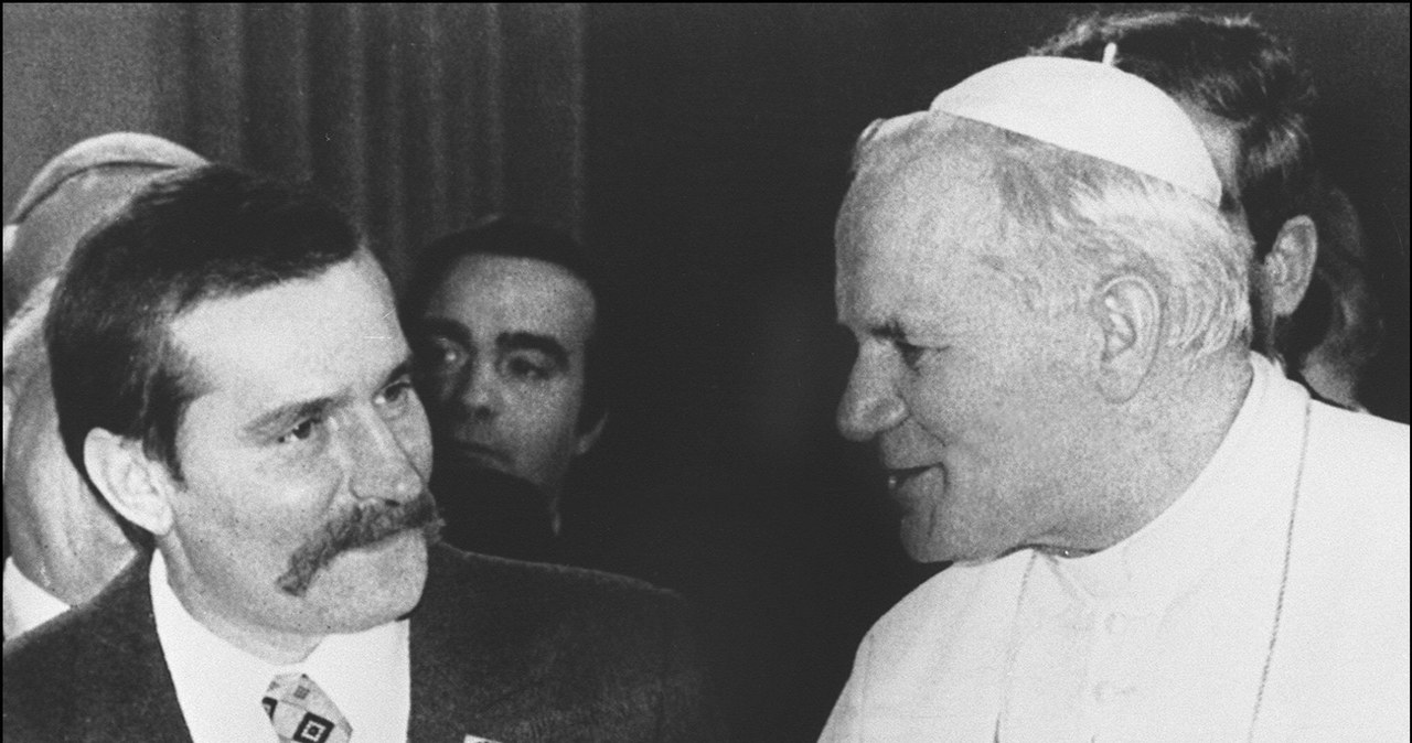 Lech Wałęsa w czasie spotkania z Janem Pawłem II w 1981 r. /AFP/EAST NEWS /East News