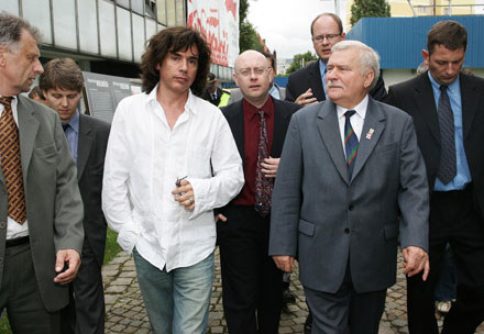 Lech Wałęsa w towarzystwie Jeana Michela Jarre'a podczas obchodów 25-lecia Solidarności /arch. AFP
