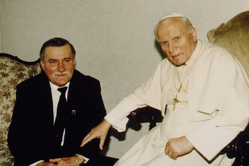 Lech Wałęsa z Janem Pawłem II w 1994 roku /East News