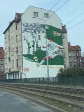 Lechia Gdańsk. Klubowy mural na stoczniowej kamienicy