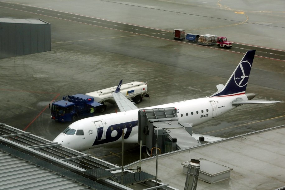 Lecisz LOT-em? Zabierz tablet i smartfon /Tomasz Gzell    /PAP