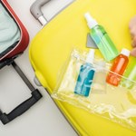 Lecisz tylko z bagażem podręcznym? Tylko takiej wielkości kosmetyki możesz zabrać