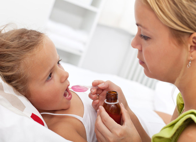Leczenie chorego dziecka jest skuteczne tylko wtedy, gdy dostaje ono dawki zalecone przez lekarza. /123RF/PICSEL
