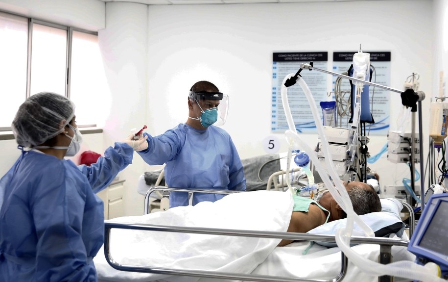 Leczenie chorych na Covid-19 w Medellin /LUIS EDUARDO NORIEGA A. /PAP/EPA