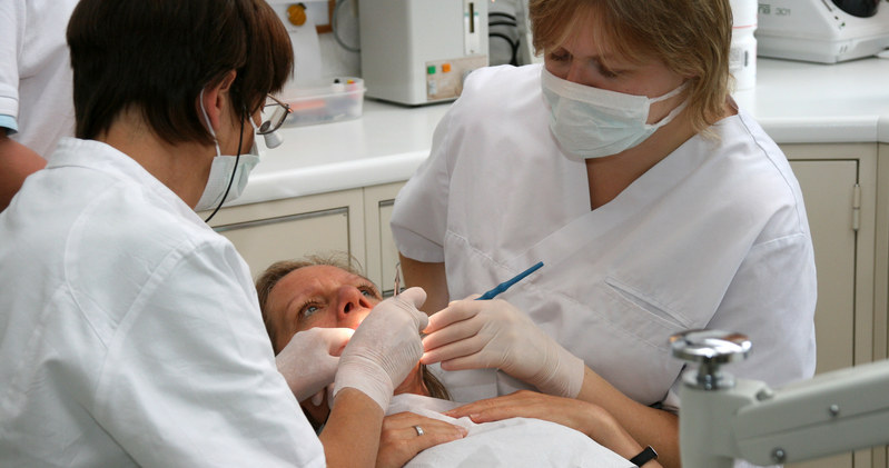Leczenie kanałowe nie należy do najtańszych usług dentystycznych. Do stanu zapalnego miazgi często doprowadza nieleczona próchnica. /123RF/PICSEL