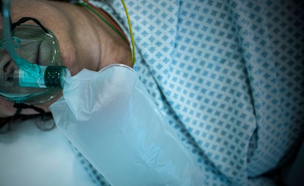 Leczenie osoczem ozdrowieńców: Dostaliśmy z Brukseli blisko 800 tysięcy euro