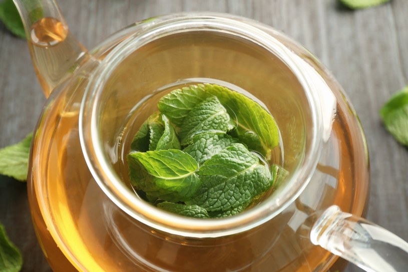 Lecznicze herbatki z ziół mogą szybko przynieść ulgę po obfitym posiłku. /123RF/PICSEL