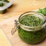 Lecznicze pesto z chrupiącym dodatkiem. Na wątrobę działa jak parasol ochronny, pomaga w trawieniu