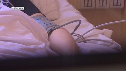 "Leczył" tak, że guz rozerwał kobiecie pierś. Znachor oskarżony 