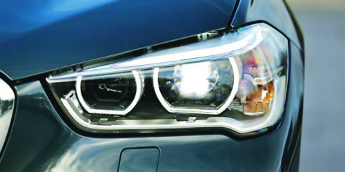 LED-owe oświetlenie przednie w BMW X1 kosztuje 5558 zł ekstra. Przy pakiecie Guidance cena spada do 1191 zł. (kliknij, żeby powiększyć) /Motor