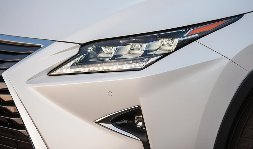 LEDowe reflektory w nowym Lexusie RX /Informacja prasowa