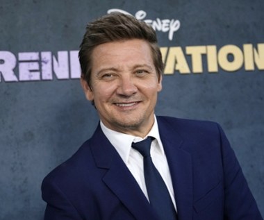 Ledwo uszedł z życiem po tragicznym wypadku. Wspierała go młodsza o 28 lat piękność