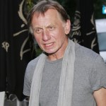 Idź na całość Ledwo wiązał koniec z końcem. Zanim stał się gwiazdą, sprzedawał pończochy