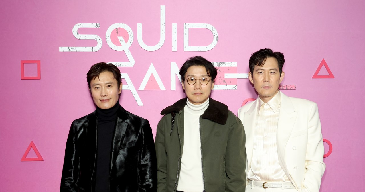 Lee Byung-hun (odtwórca postaci Lidera), Hwang Dong-hyuk (reżyser) i Lee Jung-jae (odtwórca postaci Seonga Gi-huna) /Mike Coppola/Getty Images for Netflix /Getty Images