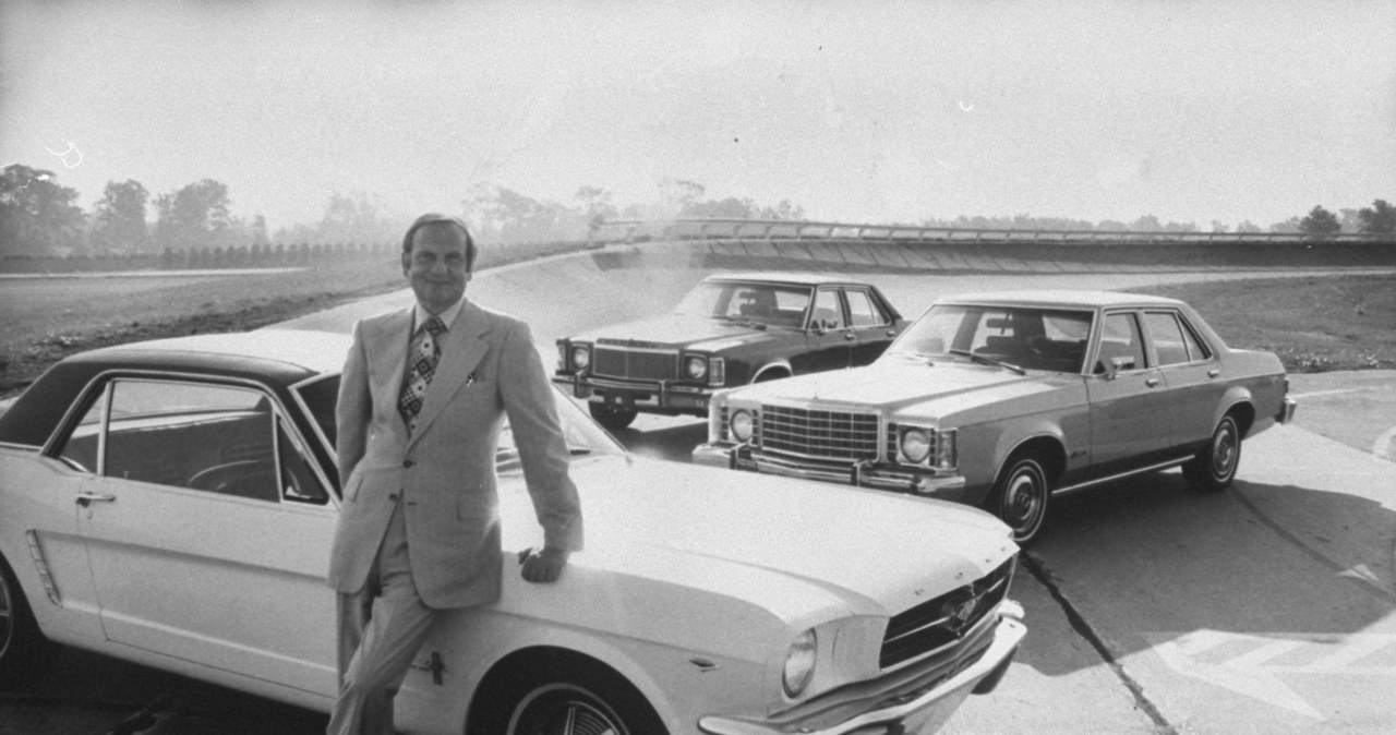 Lee Iacocca i Ford Mustang na zdjęciu z 1974 roku /Getty Images