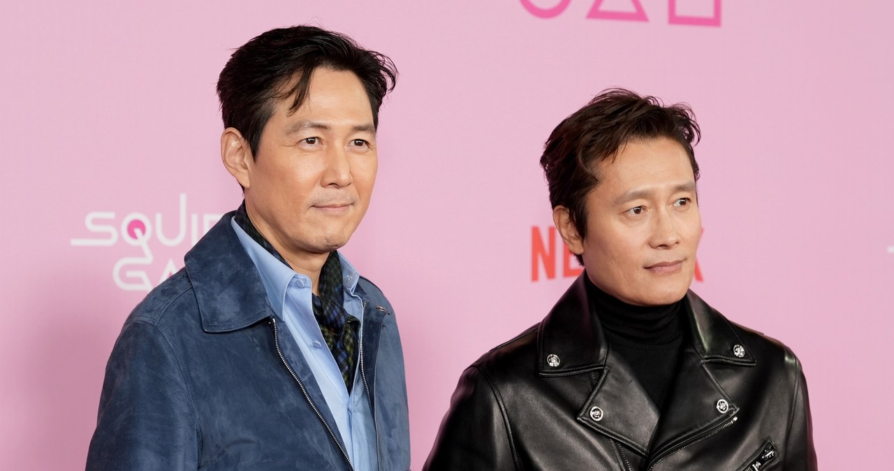 Lee Jung-jae (gracz 456) i Lee Byung-hun (Lider) - gwiazdy serialu "Squid Game" /Presley Ann/Getty Images for Netflix /Getty Images