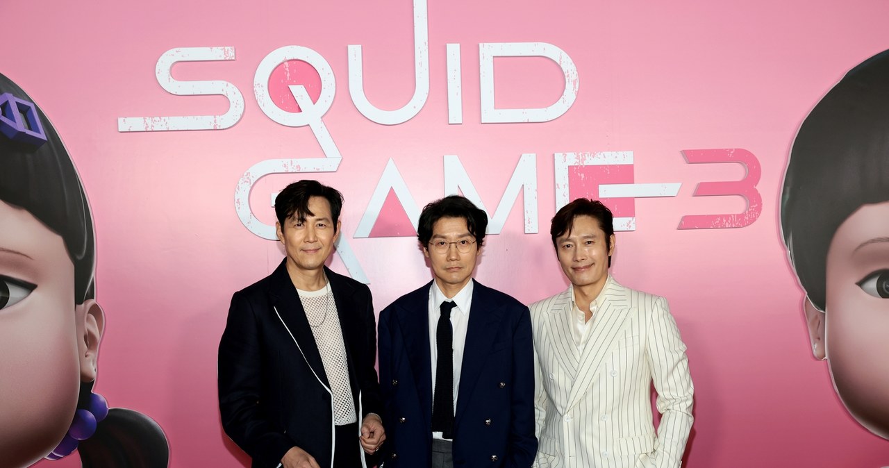 Lee Jung-jae, Hwang Dong-hyuk i Lee Byung-hun na premierze trzeciego sezonu "Squid Game" w Nowym Jorku /Dimitrios Kambouris/Getty Images for Netflix /Getty Images