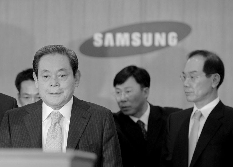 Lee Kun-hee na pierwszym planie, 2008 r. /AFP