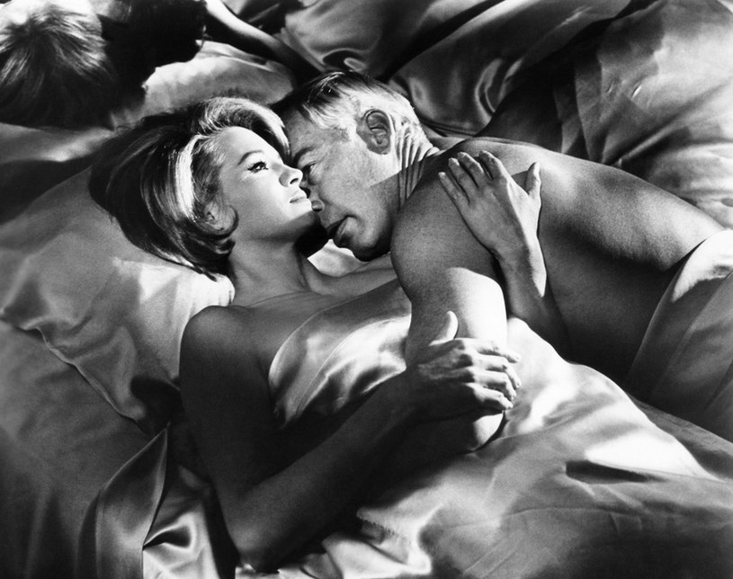Lee Marvin i Angie Dickinson w filmie "Zabójcy" (1964) /Everett Collection /East News