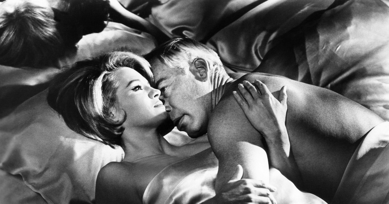 Lee Marvin i Angie Dickinson w filmie "Zabójcy" (1964) /Everett Collection /East News