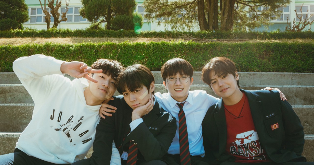 Lee Min-jae, Park Ji-hoon, Choi Min-yeong i Ryeoun na planie drugiego sezonu serialu "Słaby bohater" /Netflix