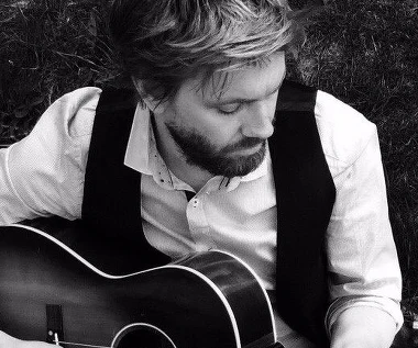 Leepeck debiutuje (teledysk "One Step Down")