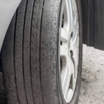 Legalne opony, a droga hamowania dłuższa o 11 metrów. Lepiej je wyrzuć