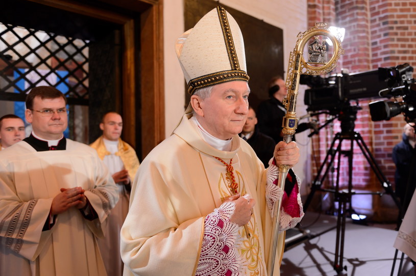 Legat papieski kardynał Pietro Parolin, podczas mszy świętej w Bazylice Prymasowskiej w Gnieźnie /Jakub Kaczmarczyk /PAP